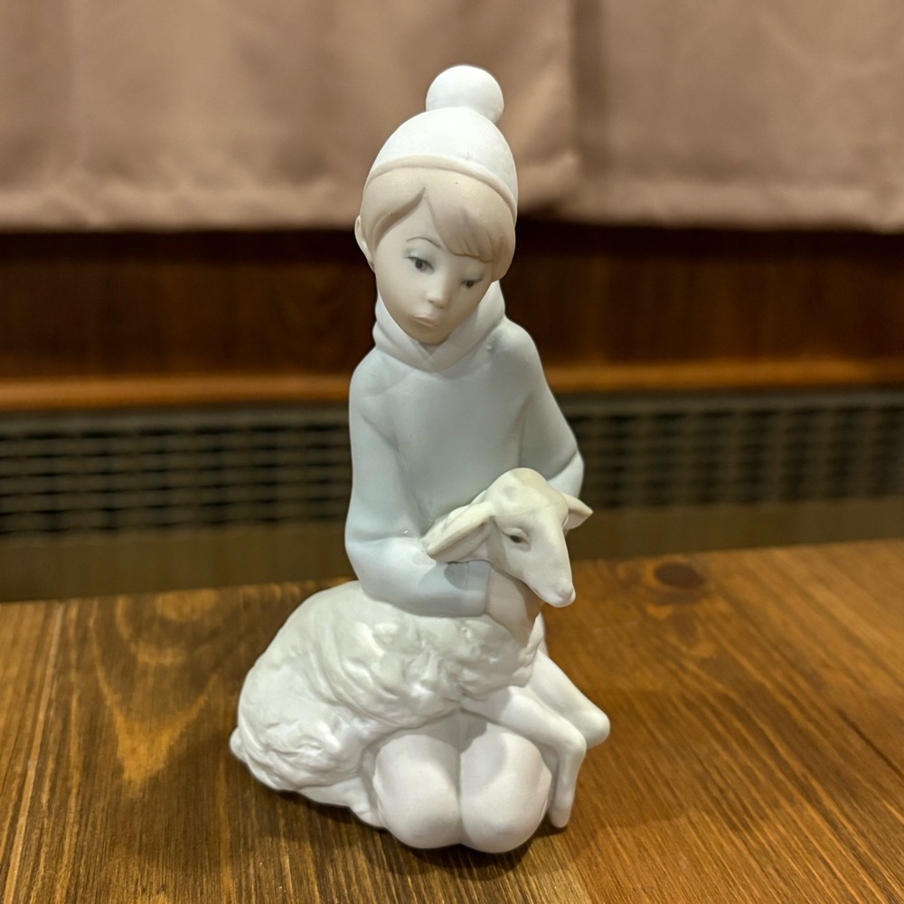 Lladro Shepherd Boy with Lamb - matte - Retired #4676